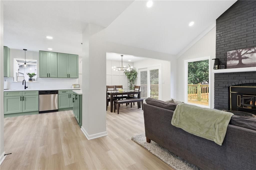 408 NW MOORE Street — photo 8