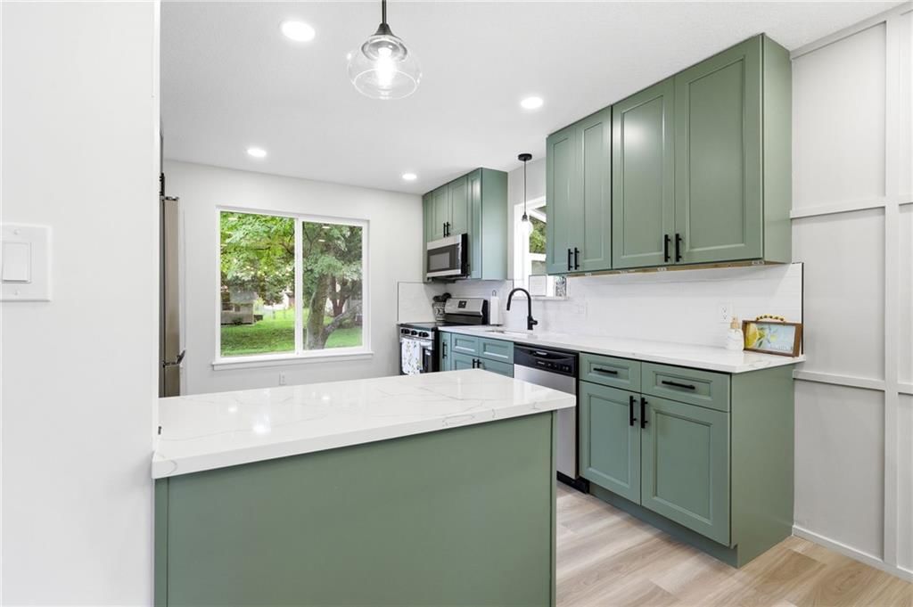 408 NW MOORE Street — photo 15