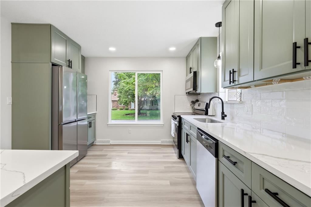 408 NW MOORE Street — photo 16