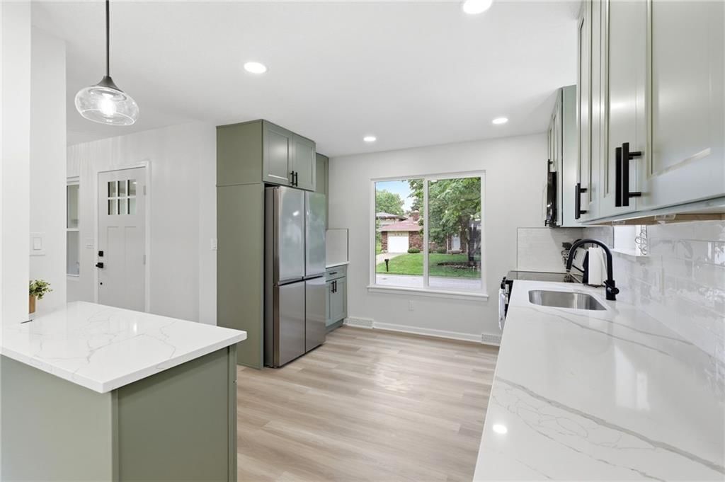 408 NW MOORE Street — photo 17