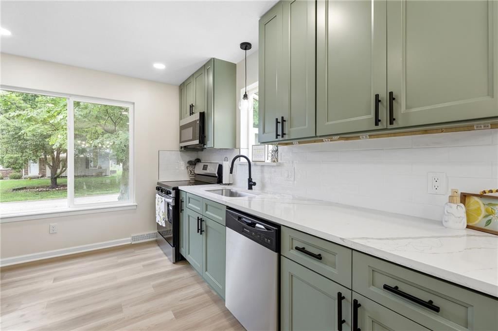 408 NW MOORE Street — photo 18