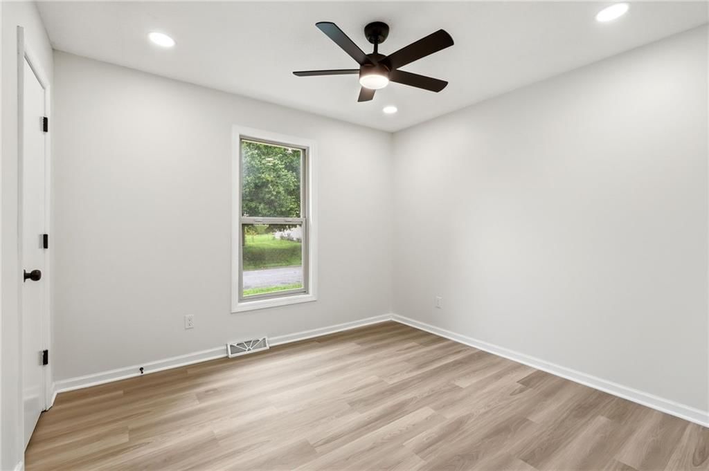 408 NW MOORE Street — photo 24