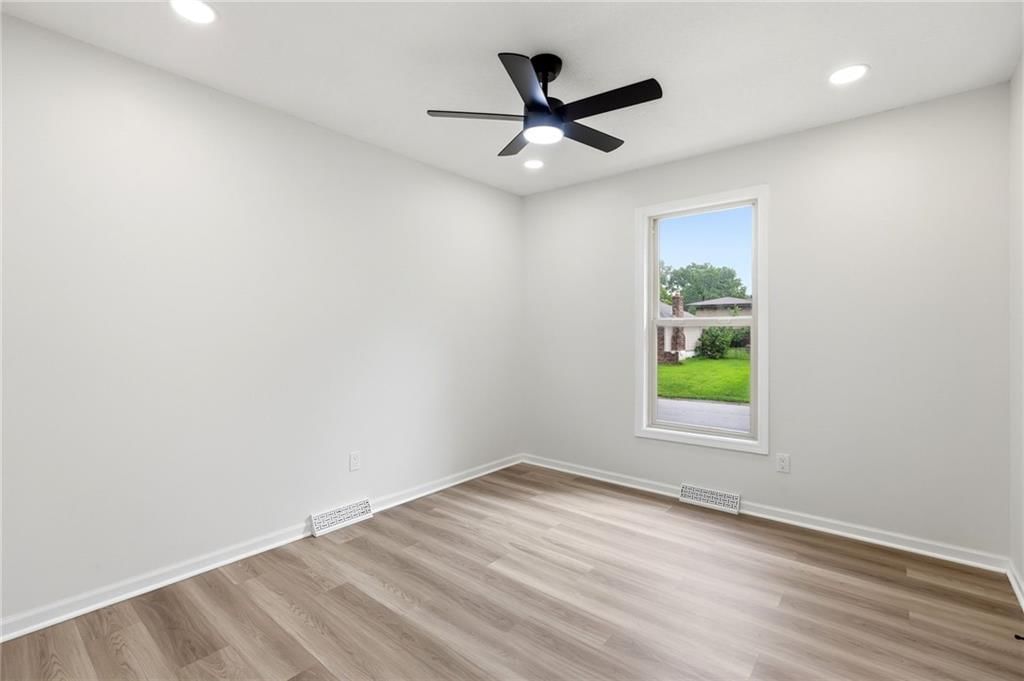 408 NW MOORE Street — photo 26