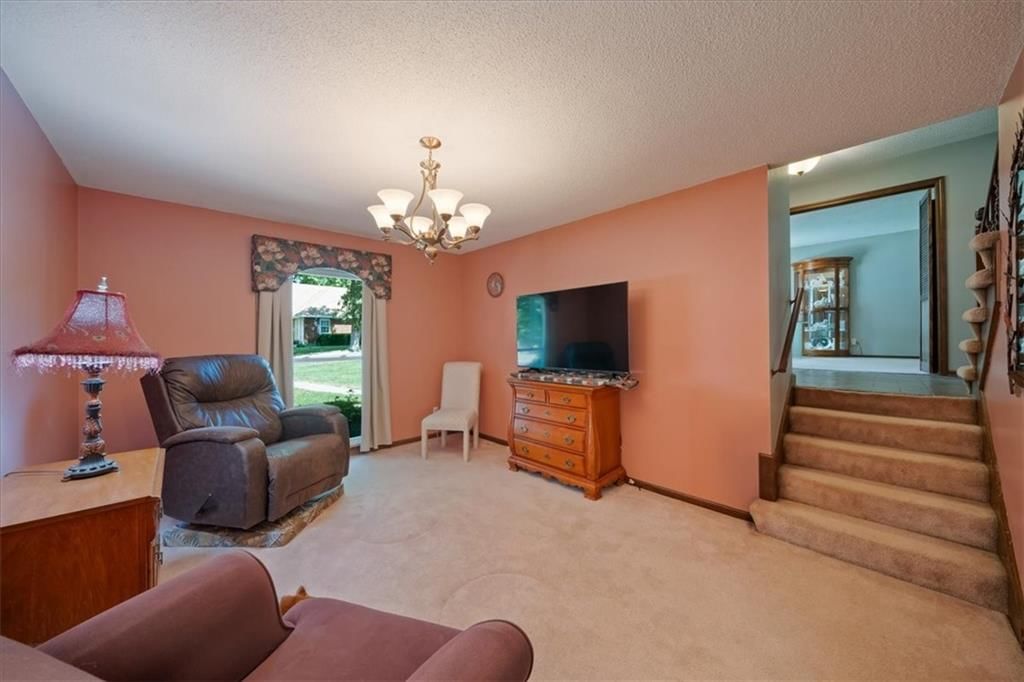Photo 5 of 31 - 6303 W 108 Terrace, Overland Park, KS 66211