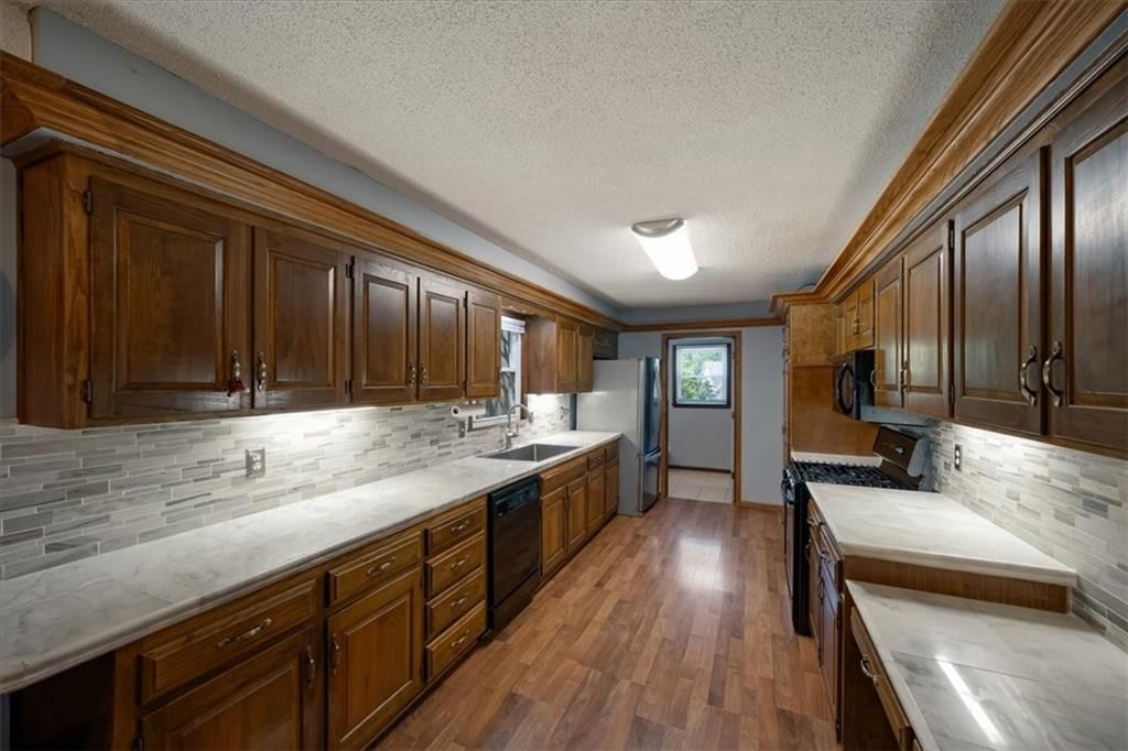 Photo 9 of 31 - 6303 W 108 Terrace, Overland Park, KS 66211
