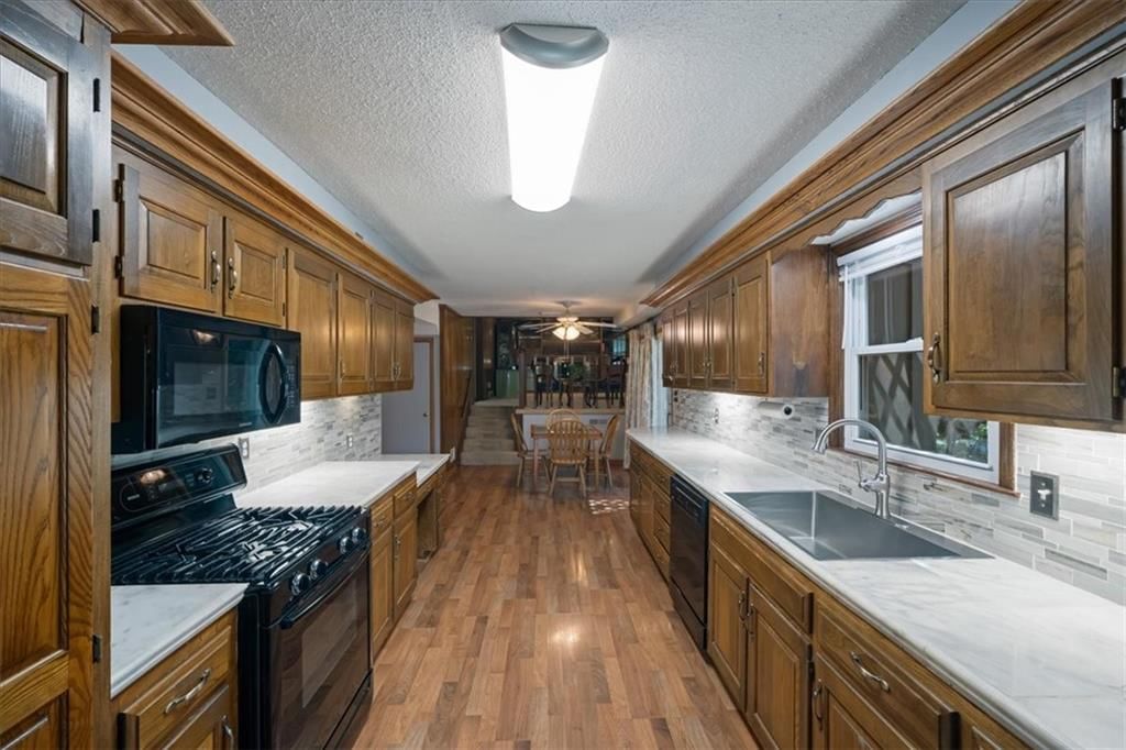 Photo 10 of 31 - 6303 W 108 Terrace, Overland Park, KS 66211