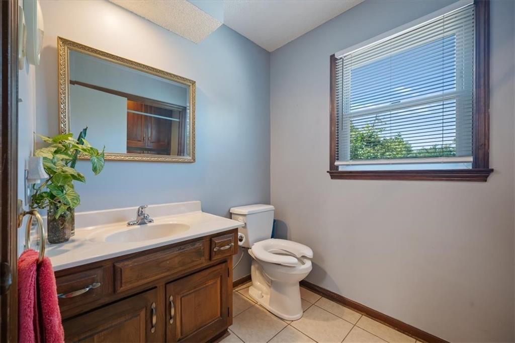 Photo 12 of 31 - 6303 W 108 Terrace, Overland Park, KS 66211
