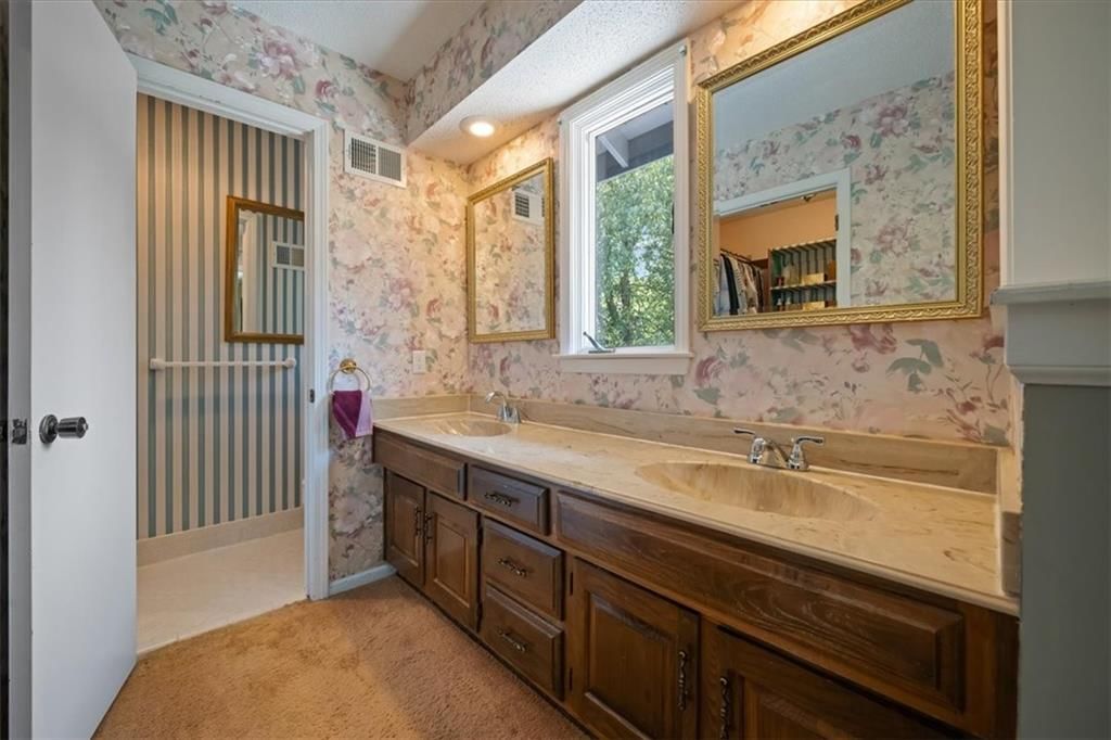 Photo 16 of 31 - 6303 W 108 Terrace, Overland Park, KS 66211