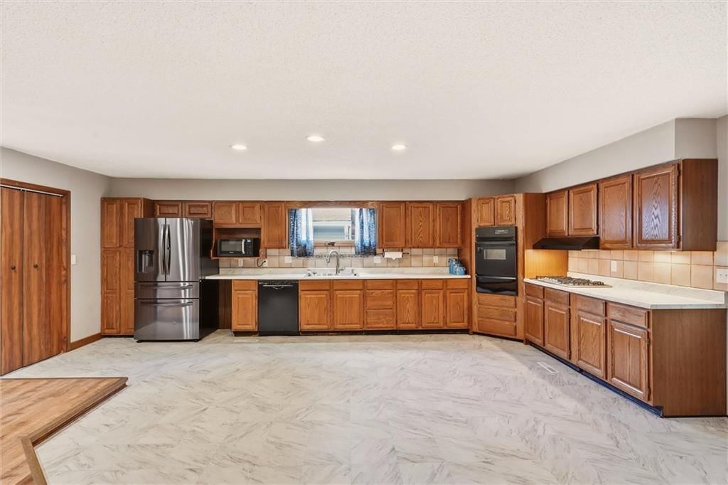 610 W 86th Terrace — photo 15