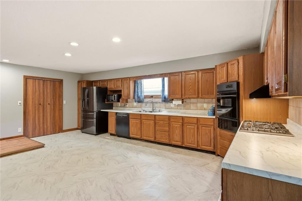 610 W 86th Terrace — photo 16