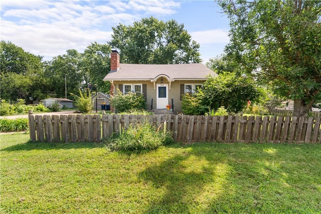 3725 N Indiana Avenue — photo 33