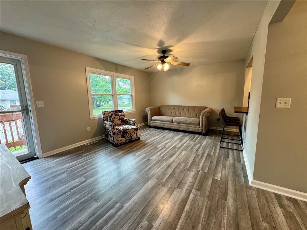 1202 S Hormeyer Street — photo 5