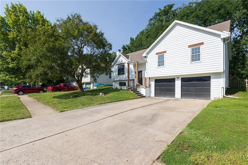 520 NE Bristol Drive — photo 2