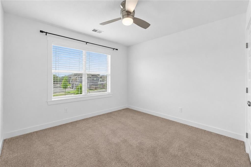 Photo 16 of 28 - 6619 NW 105th Court, Kansas City, MO 64154