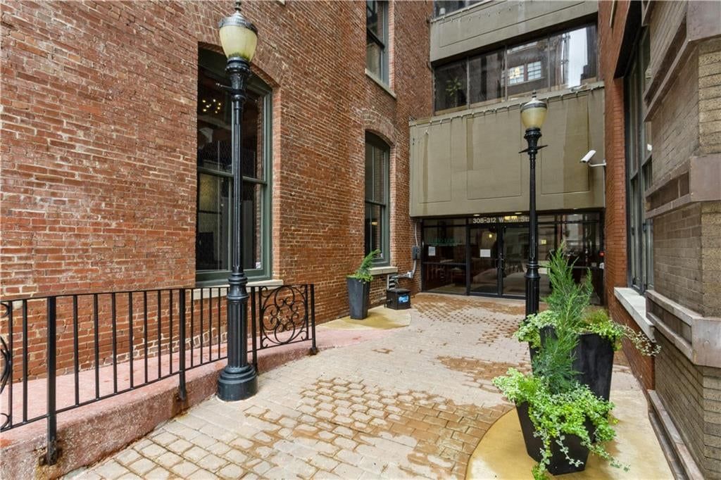 308 W 8th Street W — photo 4