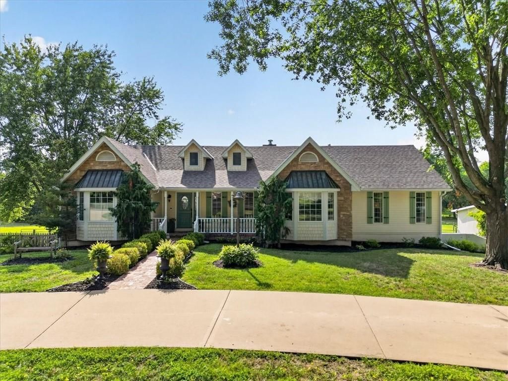 3216 S Bellechase Drive, Grain Valley, MO