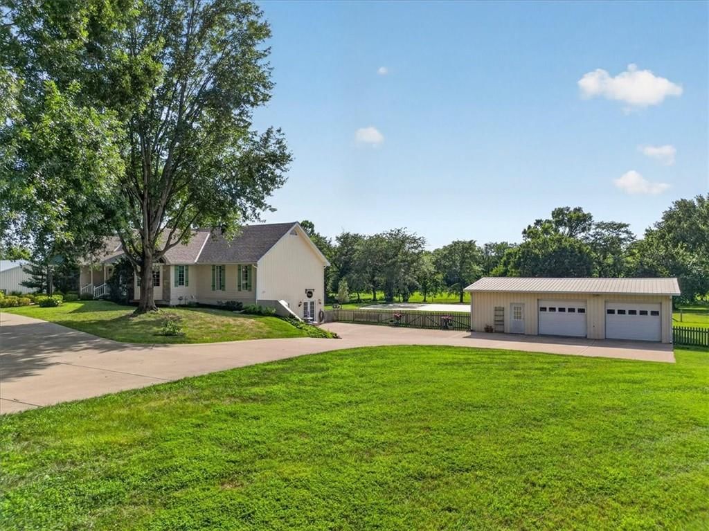3216 S Bellechase Drive, Grain Valley, MO: listing photo 2
