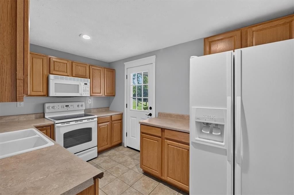 Photo 35 of 67 - 3216 S Bellechase Drive, Grain Valley, MO 64029