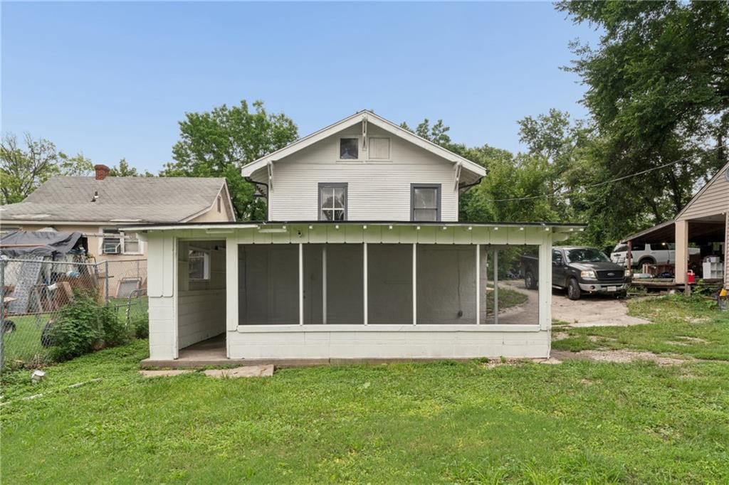 2034 Oakley Avenue — photo 2