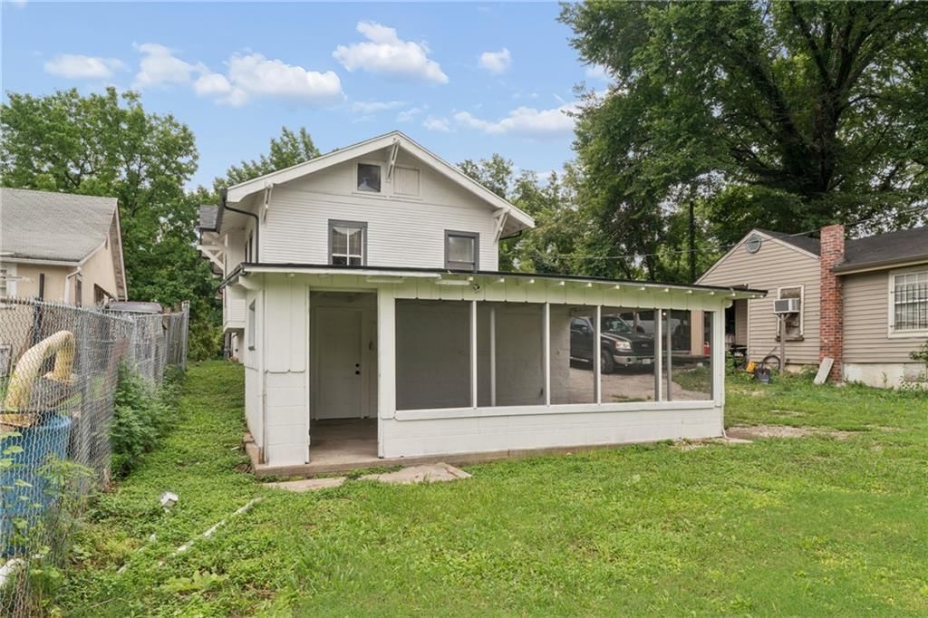 2034 Oakley Avenue — photo 3