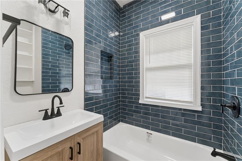 2034 Oakley Avenue — photo 17