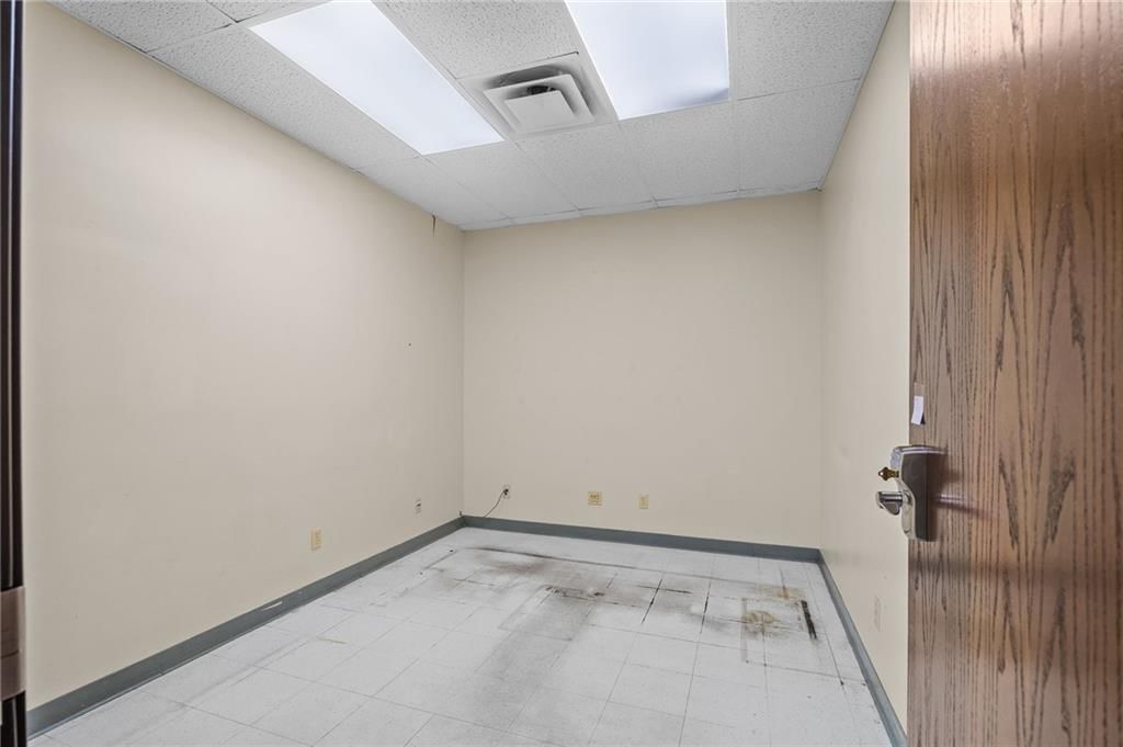 1602 N Woodbine Road — photo 18