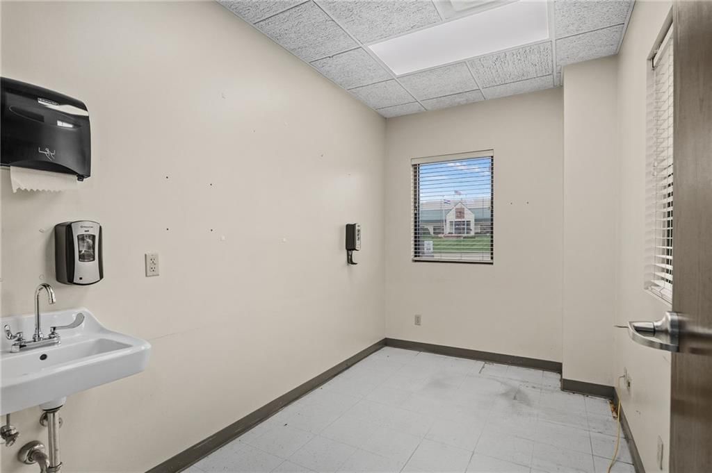 1602 N Woodbine Road — photo 42