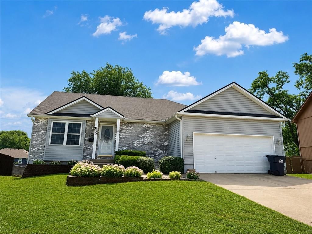 809 SW Graystone Drive — photo 1