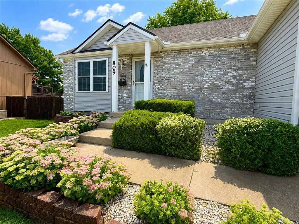 809 SW Graystone Drive — photo 2