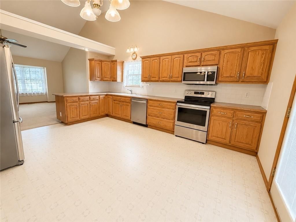 809 SW Graystone Drive — photo 6