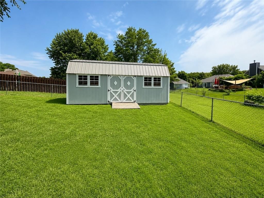 809 SW Graystone Drive — photo 18
