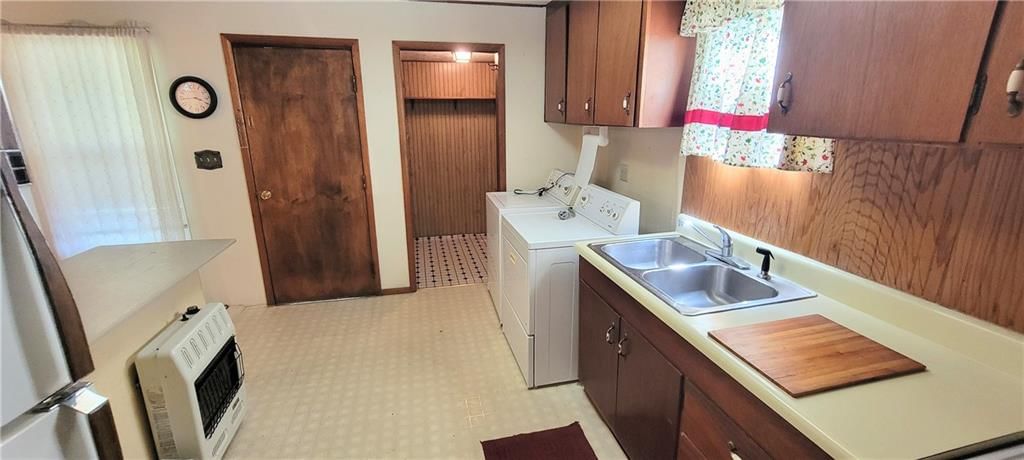 302 N Spruce Street — photo 8