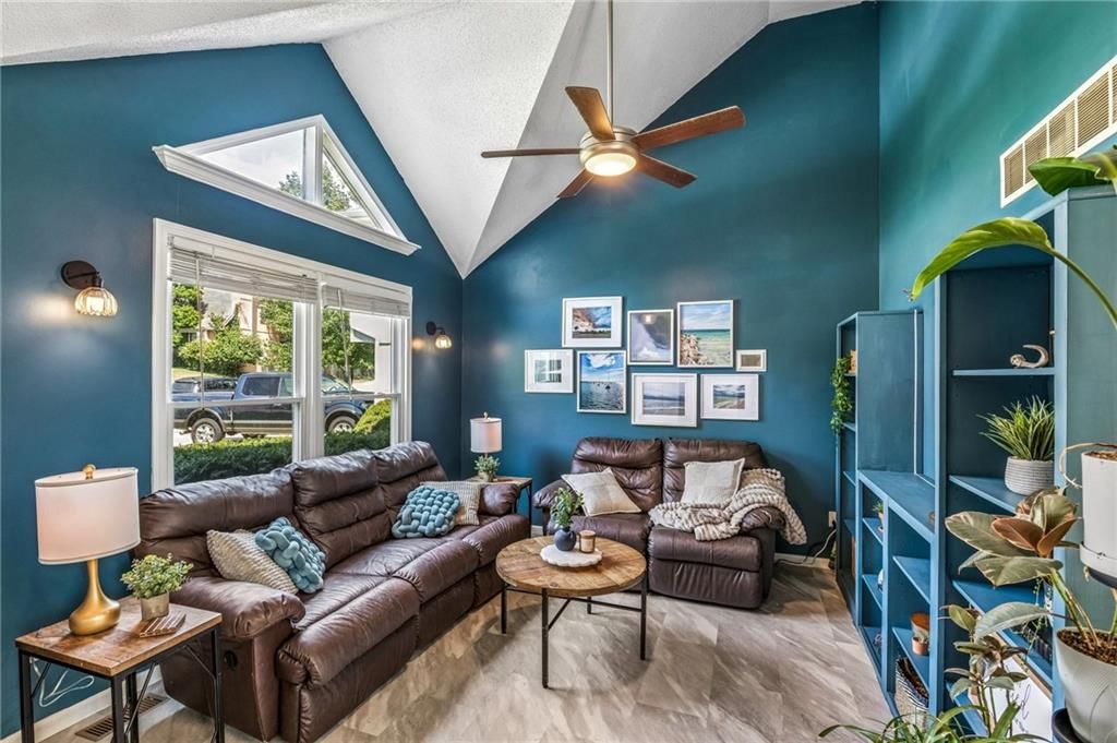 Photo 6 of 32 - 1101 NW 72nd Street, Kansas City, MO 64118
