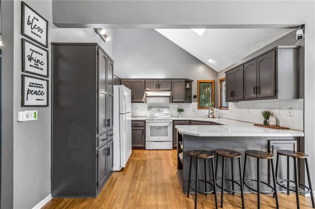 Photo 8 of 32 - 1101 NW 72nd Street, Kansas City, MO 64118