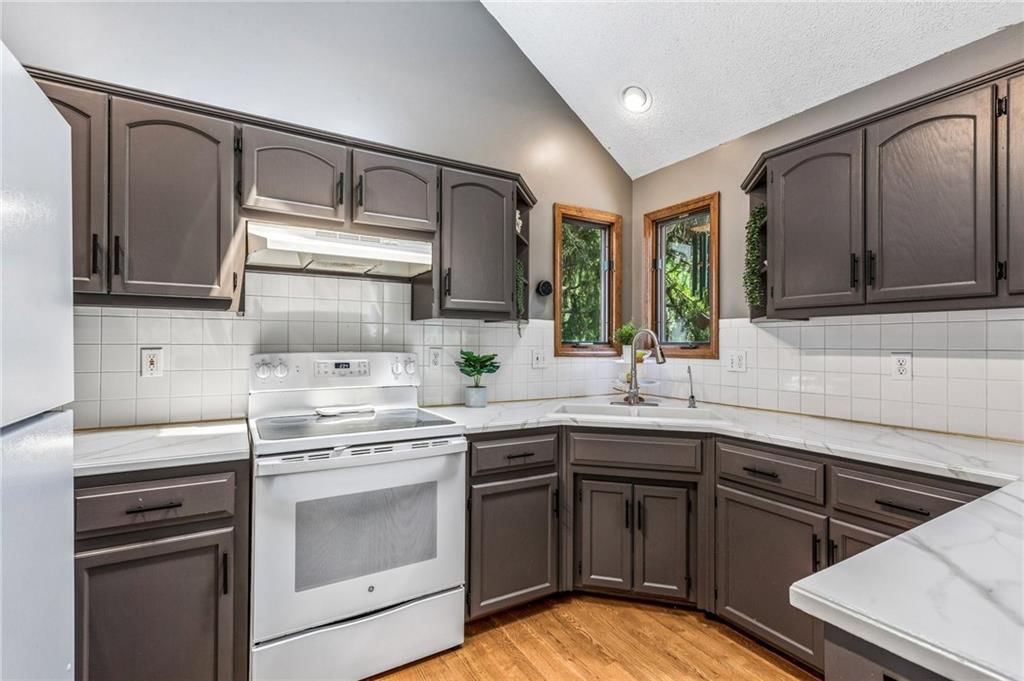 Photo 9 of 32 - 1101 NW 72nd Street, Kansas City, MO 64118