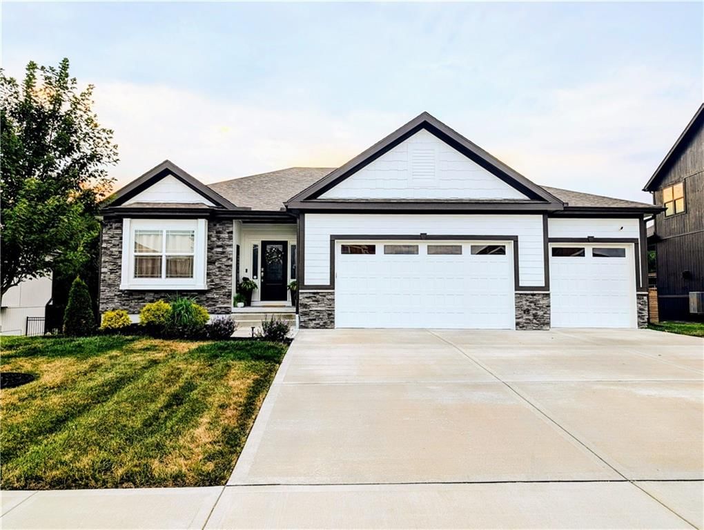 2104 Foxtail Drive — photo 1