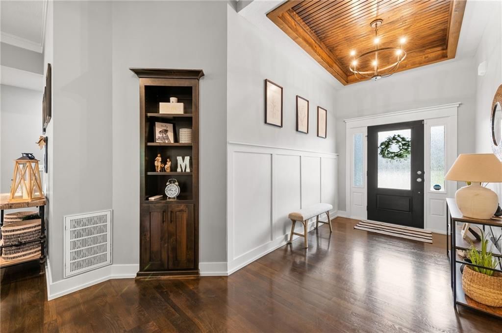 2104 Foxtail Drive — photo 2