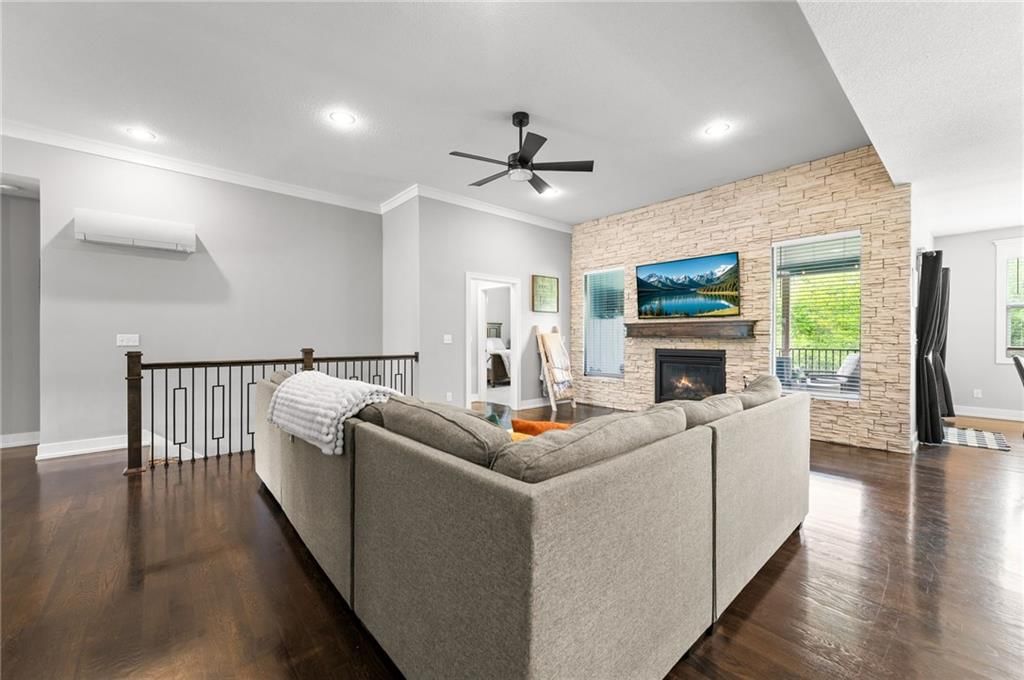 2104 Foxtail Drive — photo 4
