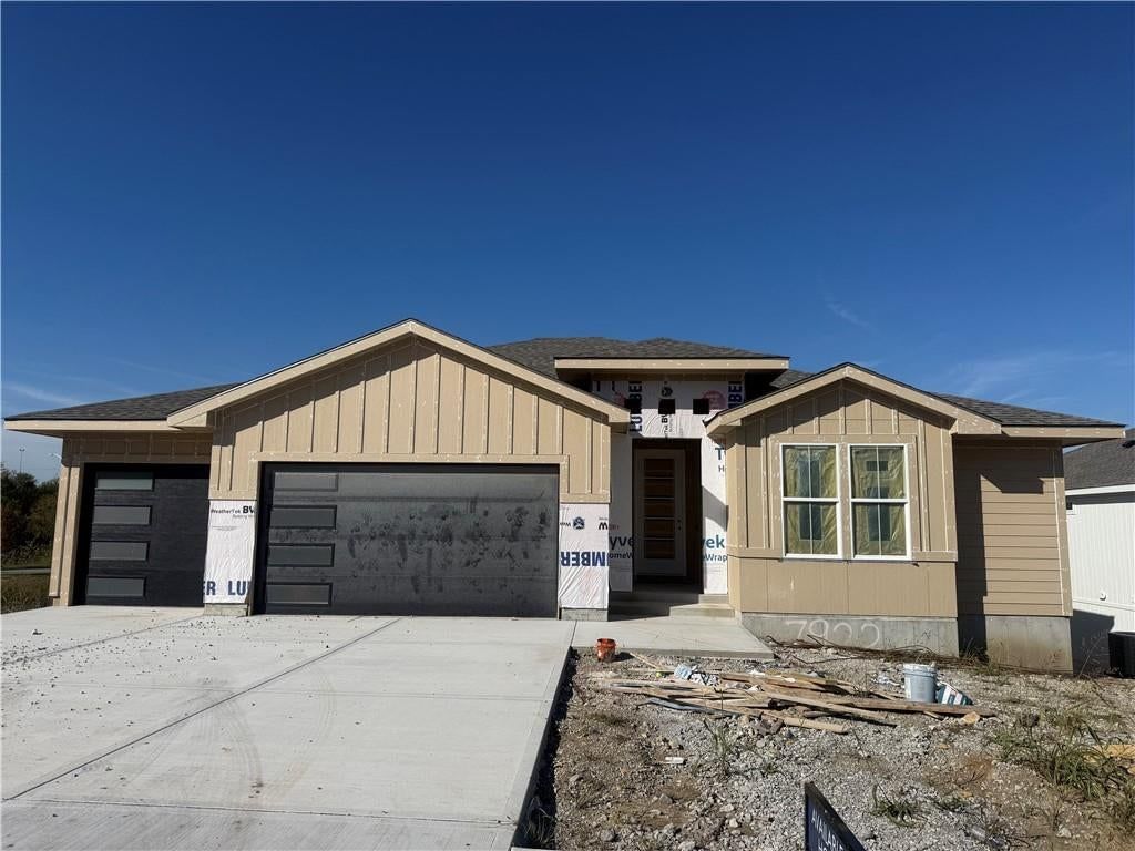 7922 Round Prairie Street, Shawnee, KS: listing photo 2