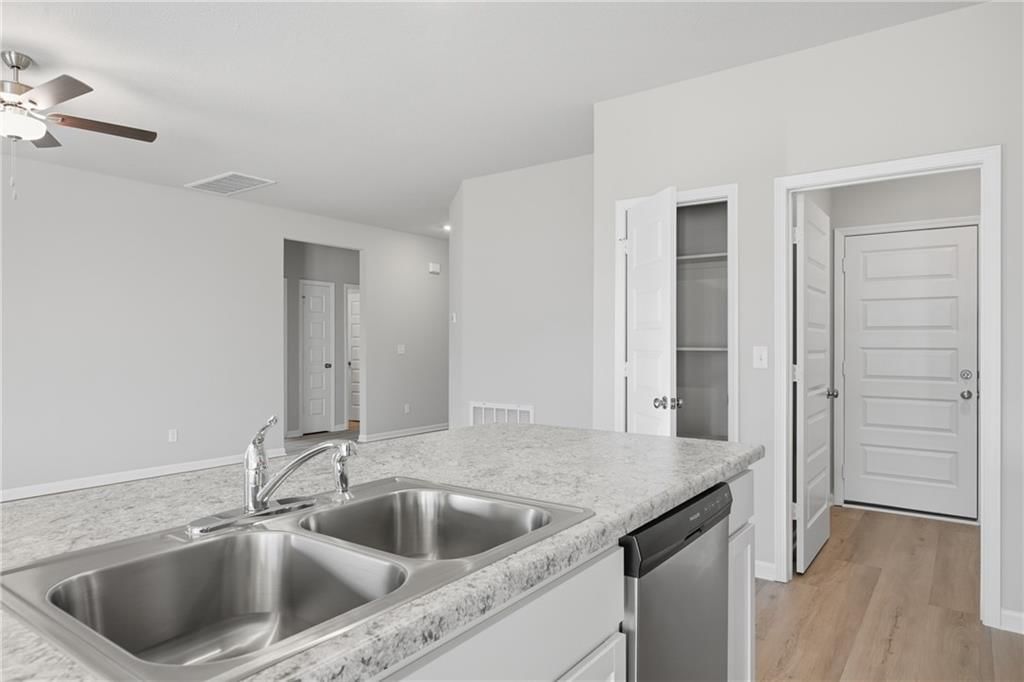 866 N Pear Street — photo 3