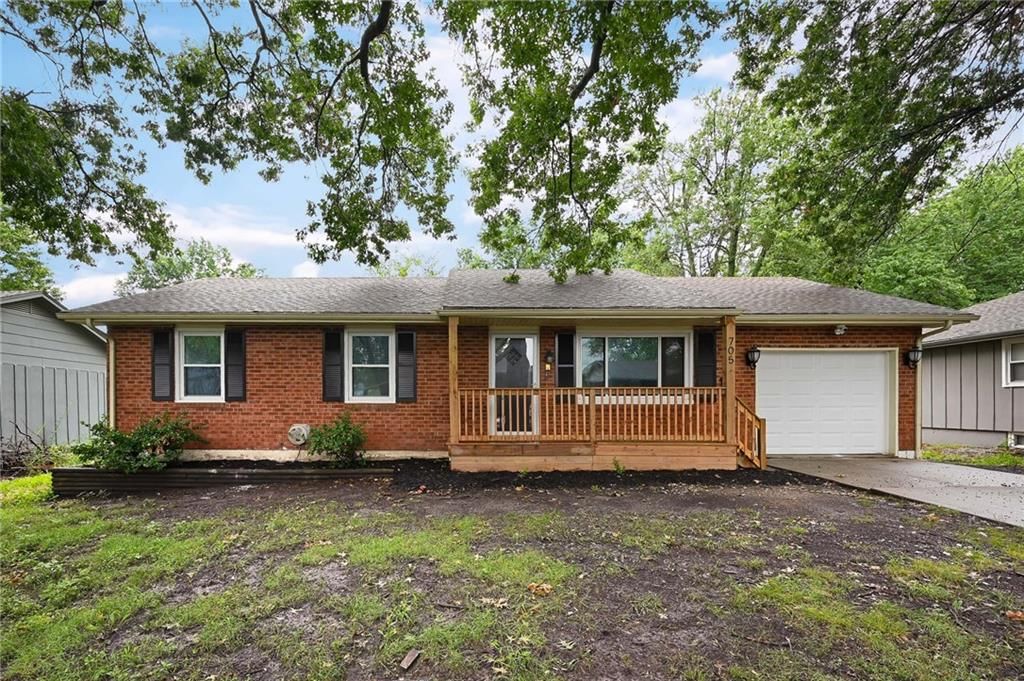 705 NE Darwin Street — photo 2