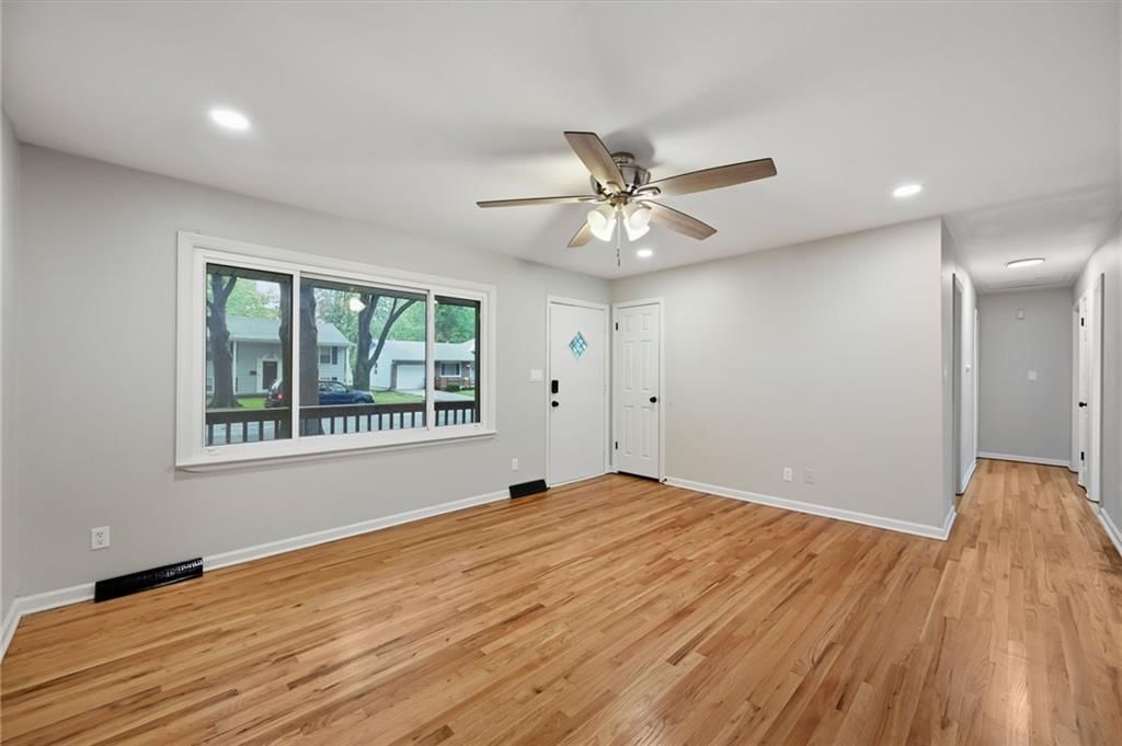 705 NE Darwin Street — photo 3