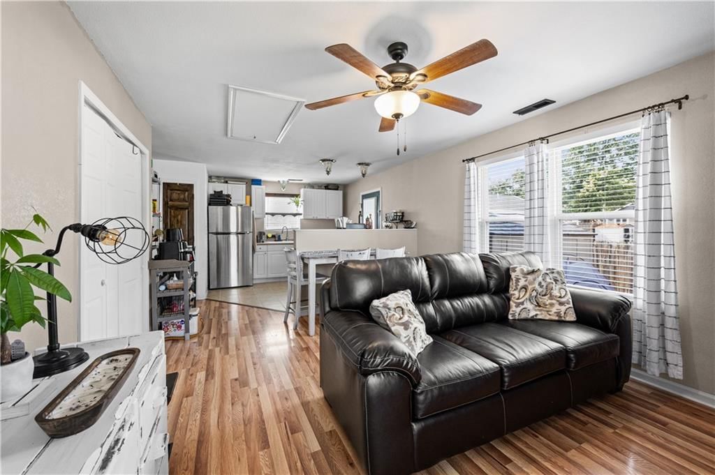 212 S Poplar Street — photo 4