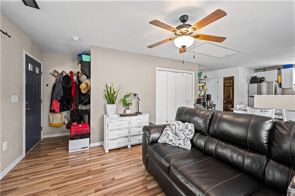 212 S Poplar Street — photo 5