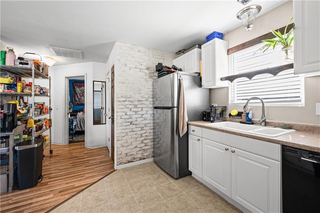 212 S Poplar Street — photo 12