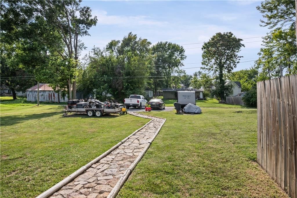 212 S Poplar Street — photo 24