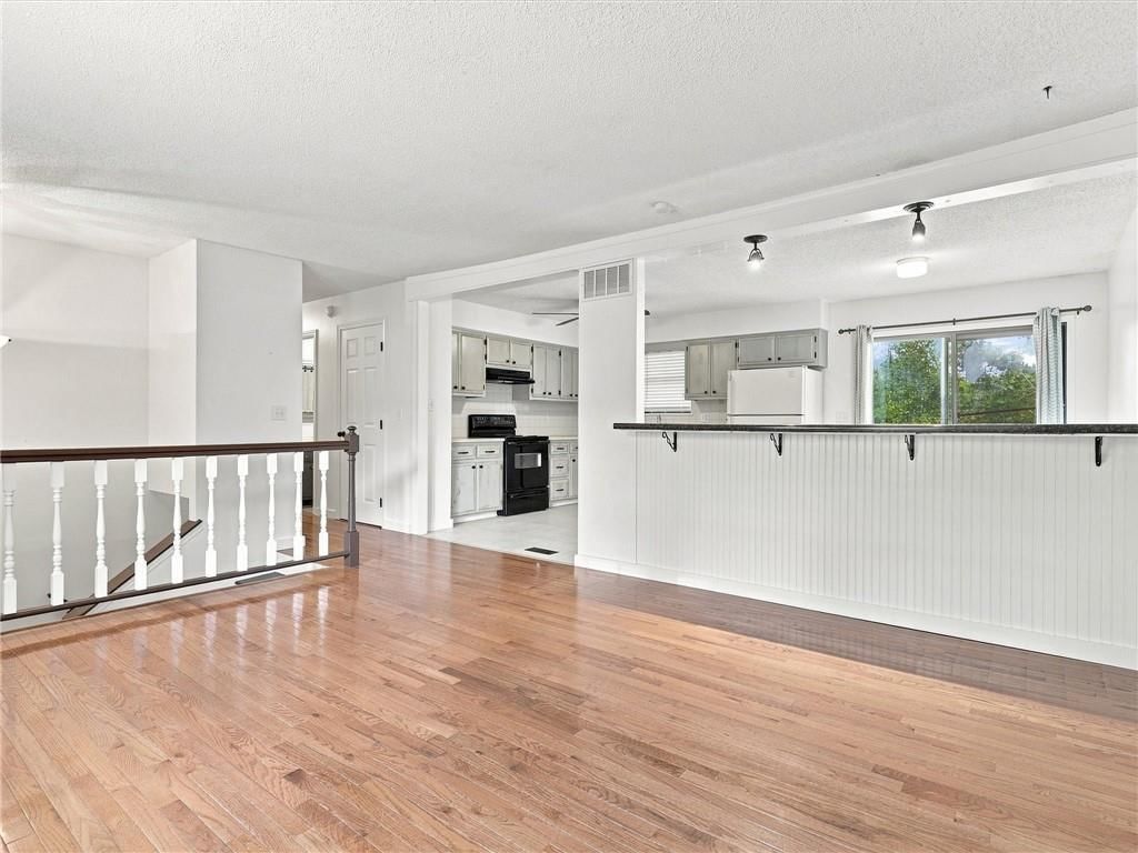 3704 N Woodland Avenue — photo 5