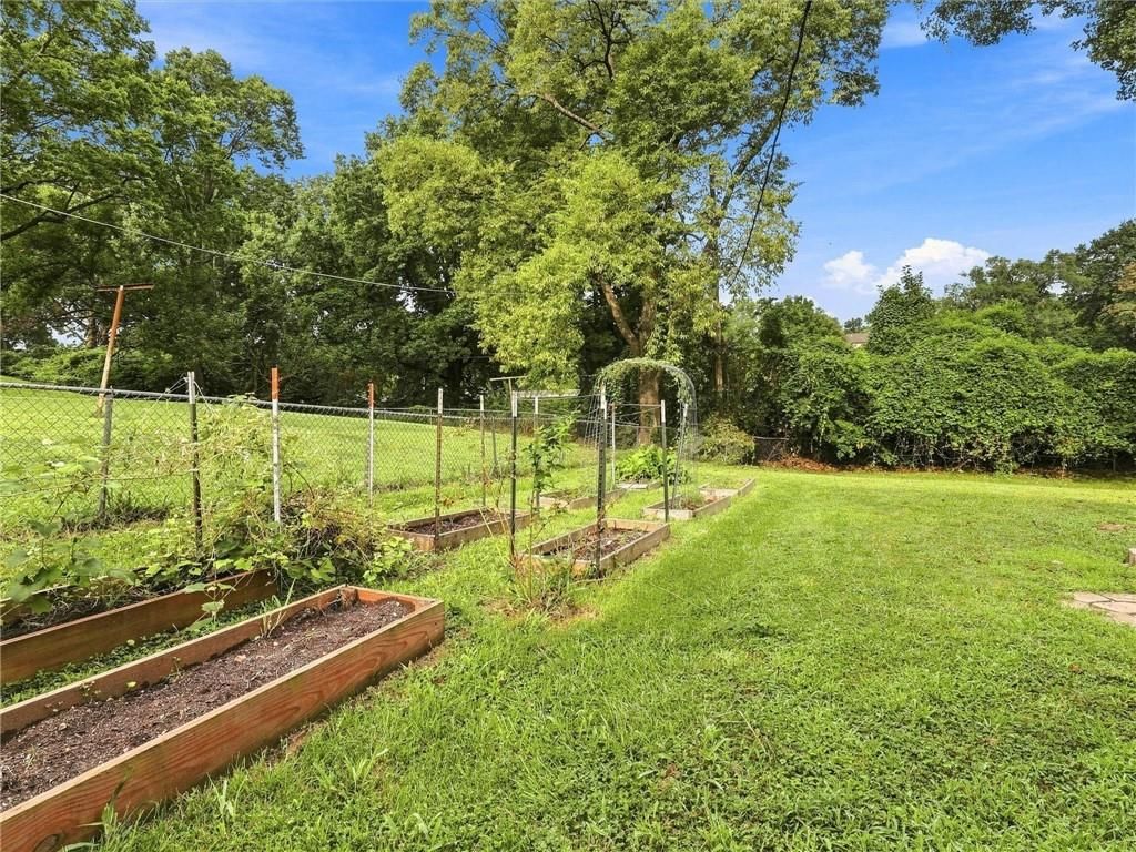 3704 N Woodland Avenue — photo 27