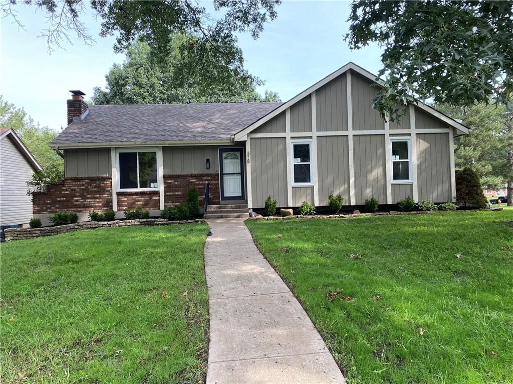 318 NE Colonial Court — photo 1