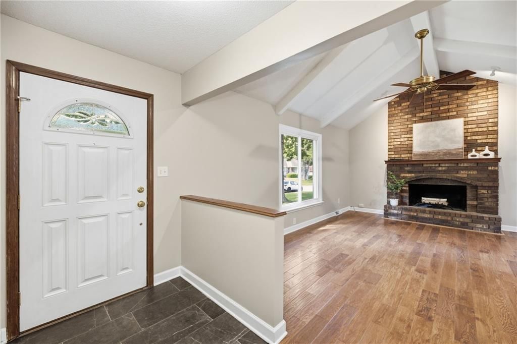 318 NE Colonial Court — photo 4